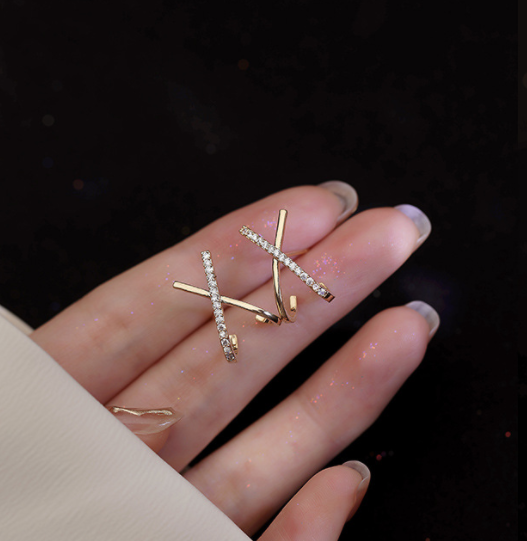 Ayla – Aretes Cruzados Pavimentados de Cristales