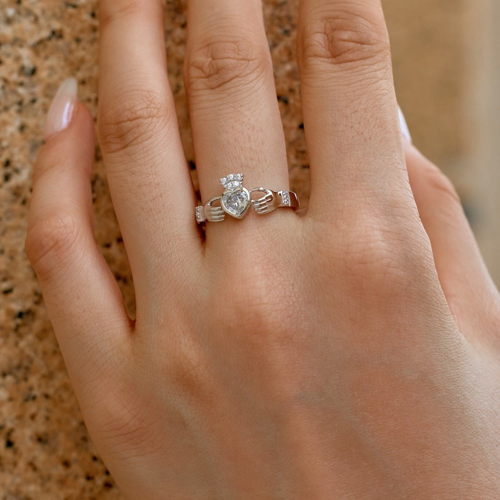 Rhea – Anillo Corazón con Brillo Elegante