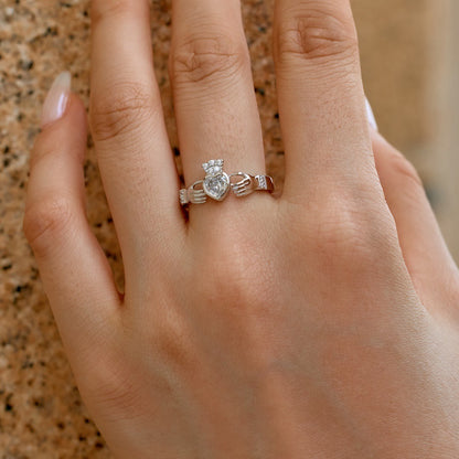 Rhea – Anillo Corazón con Brillo Elegante