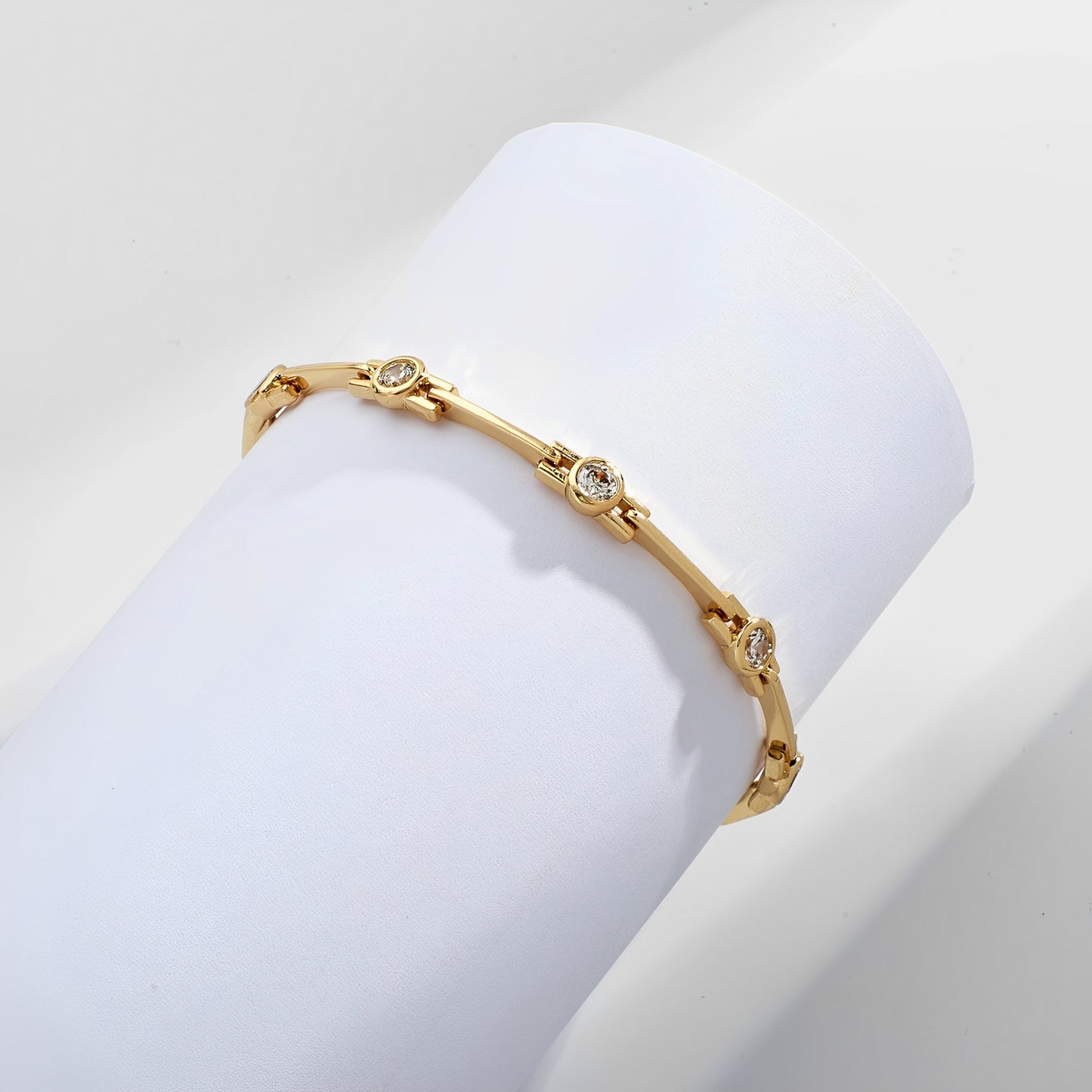 Lucía – Pulsera Elegante de Oro con Circonitas