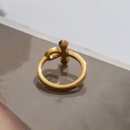 Nessa – Anillo Cruz Dorada Elegante