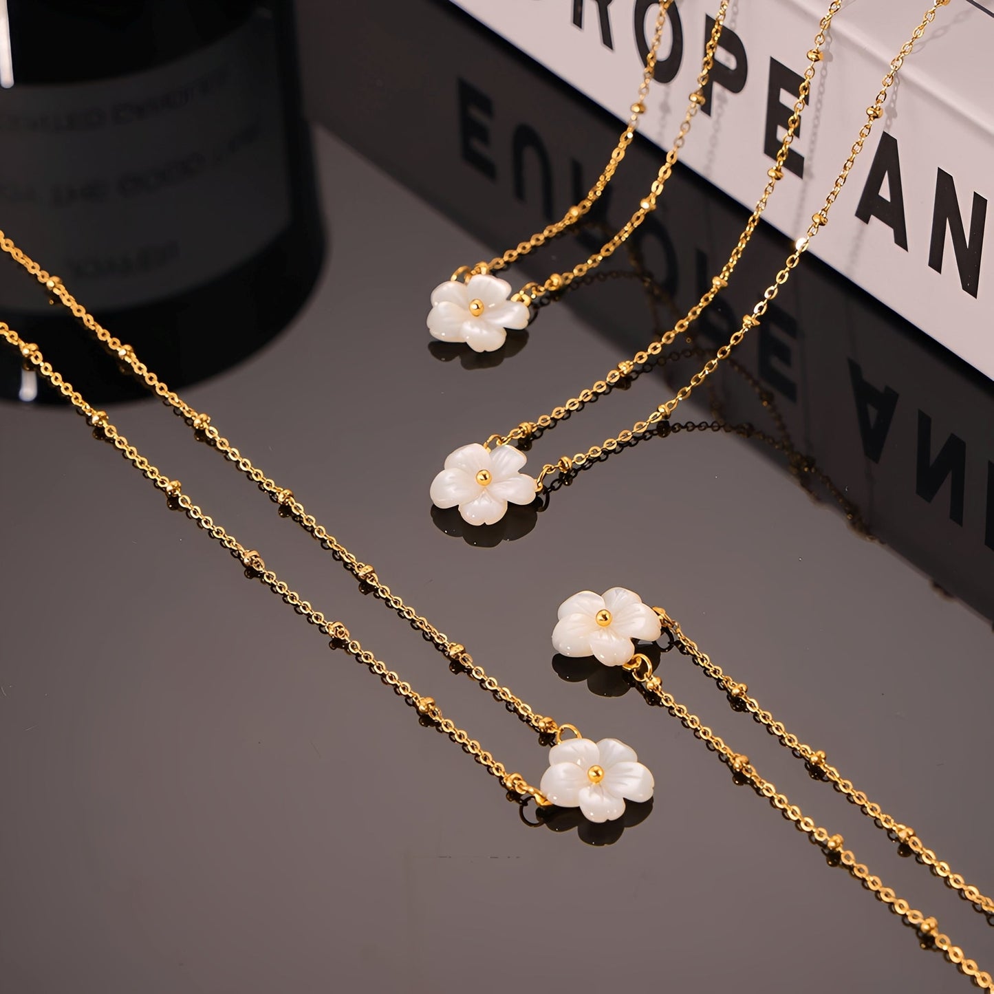 Nicole – Collar Flores de Concha Blanca y Estilo Frío