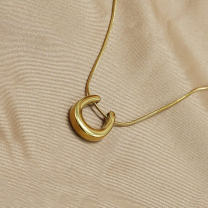 Caitlin – Collar Herradura Dorada Amuleto de la Suerte