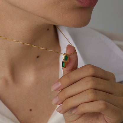 Kreselle – Colgante Doble Verde con Toque de Lujo Sutil