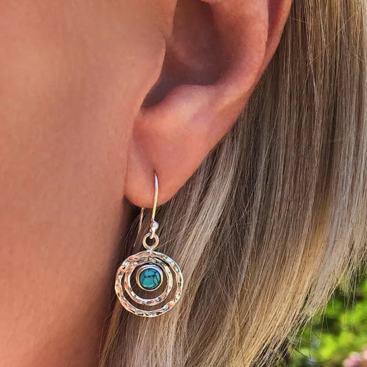 Nayah – Pendientes Bohemios Saturno con Piedra Turquesa, Acabado Plata y Oro