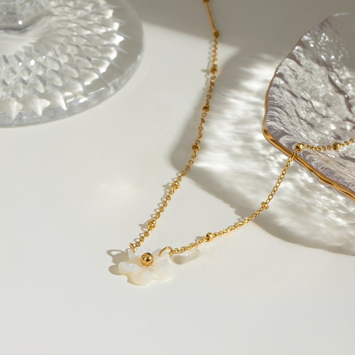 Carissa – Collar Dorado Flor con Piedra