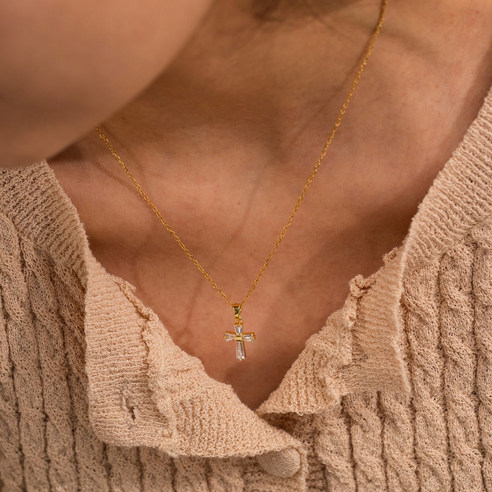 Mae – Collar Cruz de Zirconia Dorado
