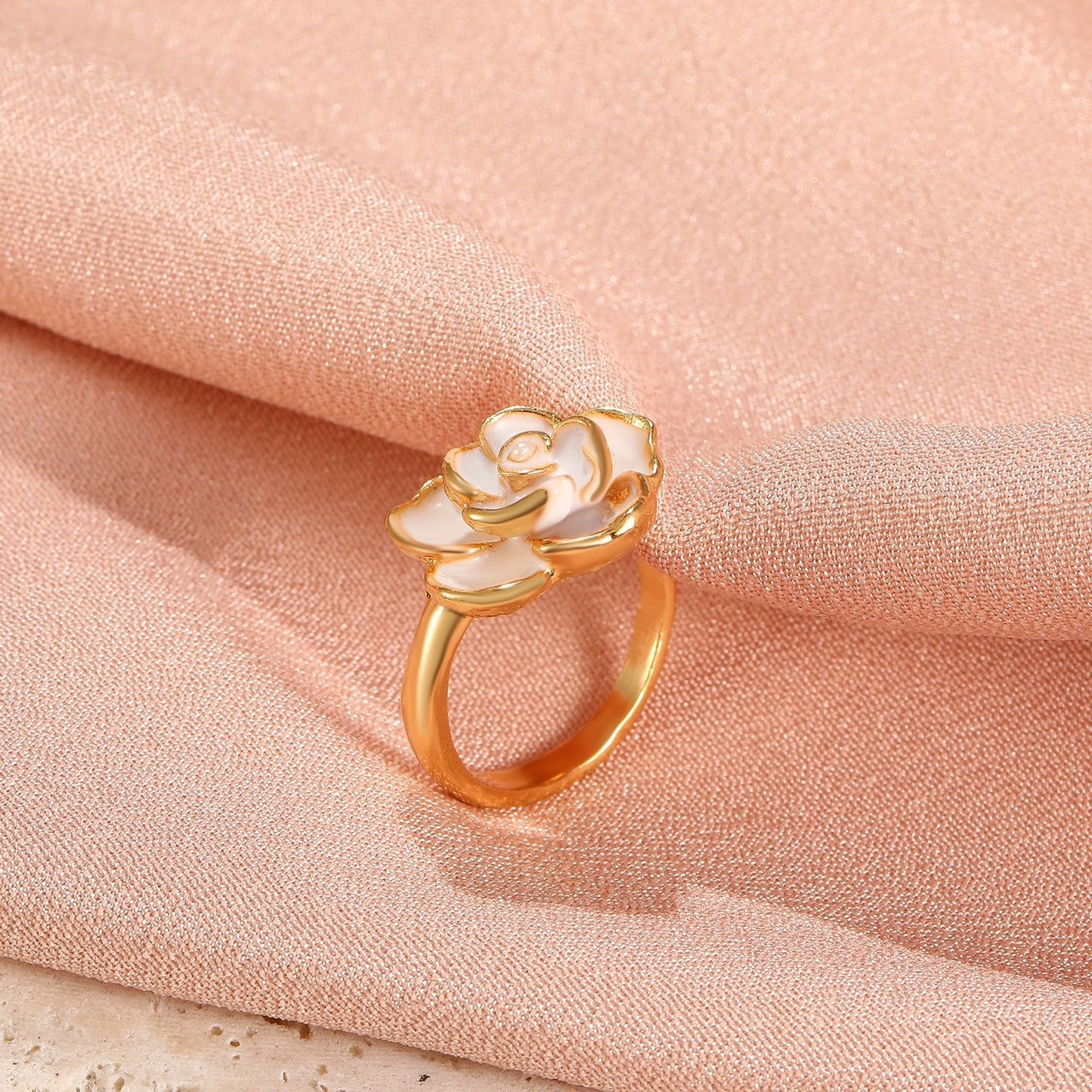 Cynthia – Anillo Camelia Blanca Vintage Elegante