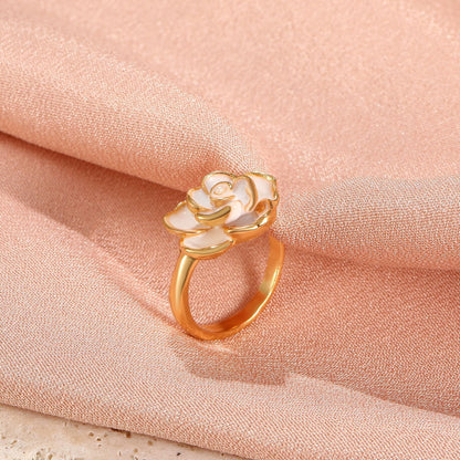 Cynthia – Anillo Camelia Blanca Vintage Elegante
