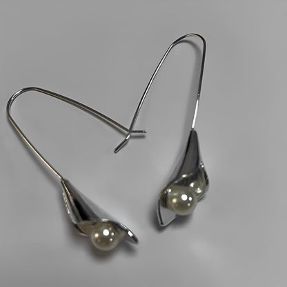 Iris – Pendientes Elegantes Hoja y Perla