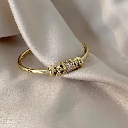 Ella – Pulsera Ajustable con Dijes Dorados