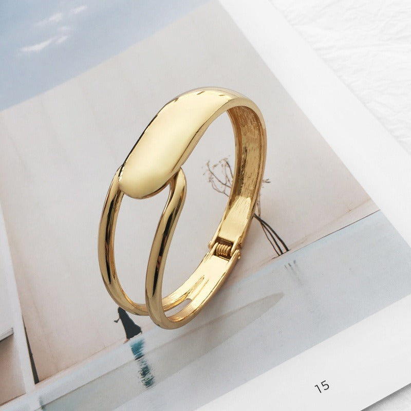 Alyssa – Pulsera Brazalete Dorado Elegante