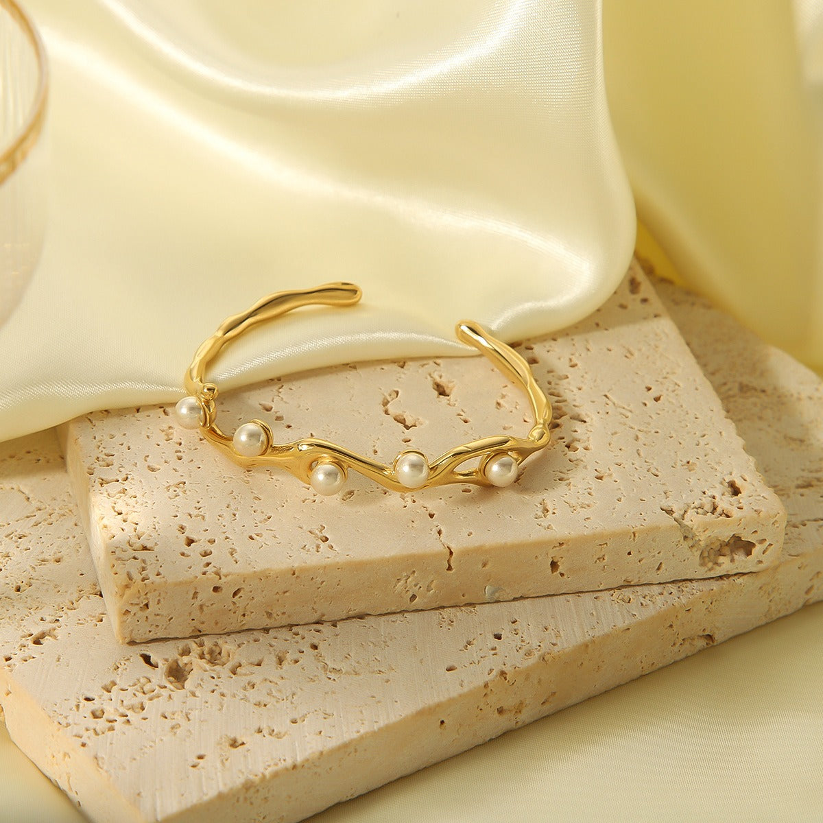 Yeri – Pulsera Abierta Elegante con Perla Vintage