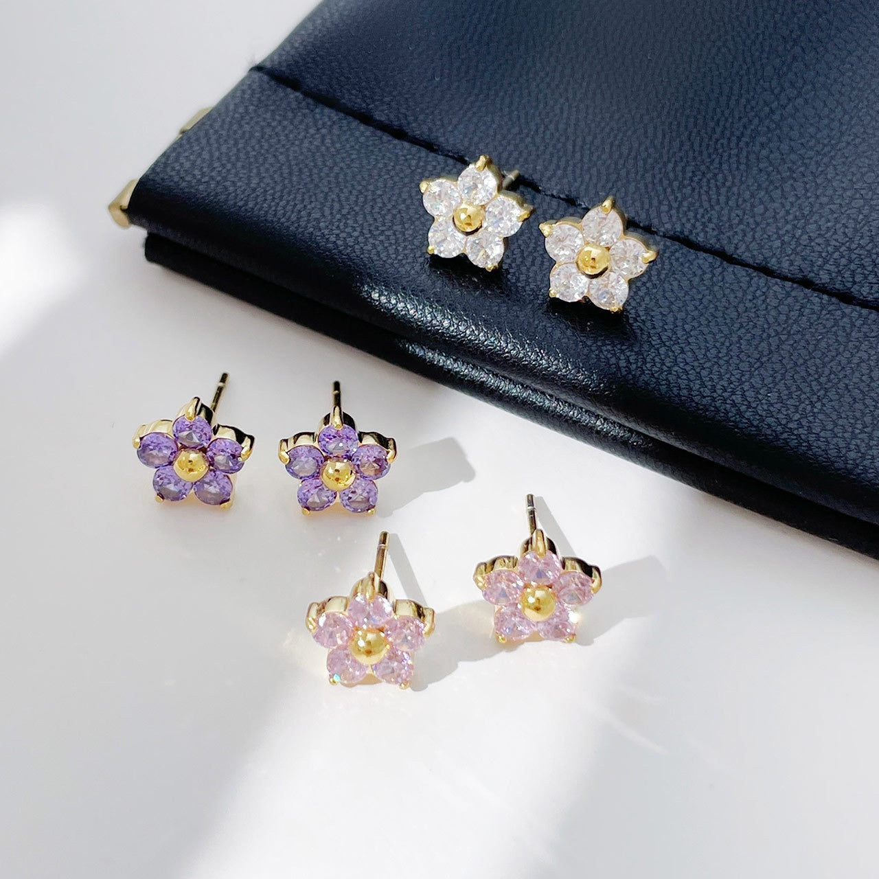 Sheena – Pendientes Florales con Detalle Brillante