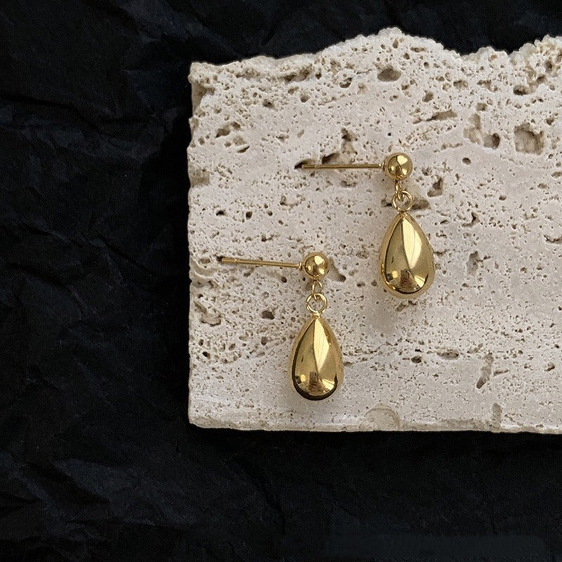 Jordyn – Pendientes Dorados Colgantes con Diseño Gota