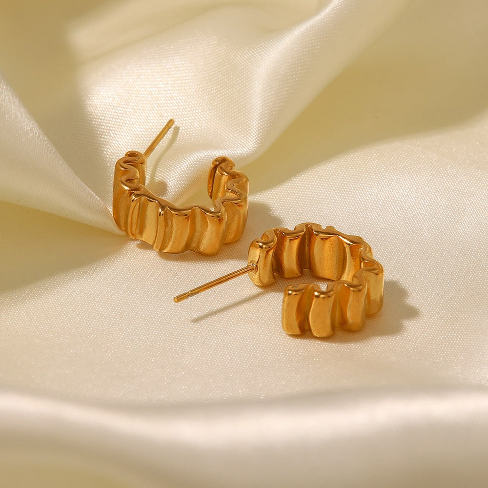 Amara – Pendientes C de Pliegues Baño de Oro