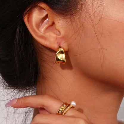 Naomi – Pendientes Irregulares Tipo Clavo Elegantes