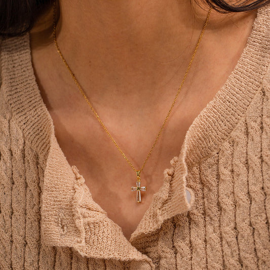 Mae – Collar Cruz de Zirconia Dorado