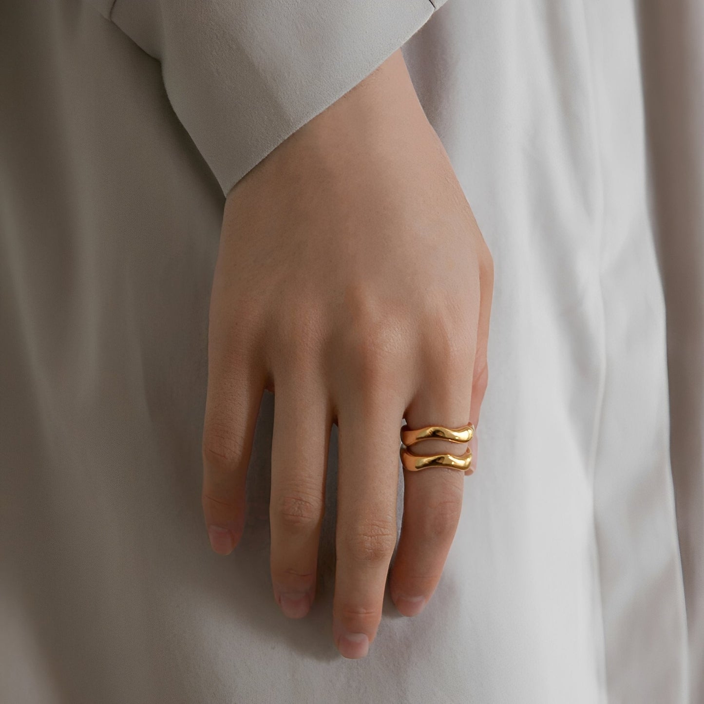 Lorena – Anillo Onda Curvada Elegante