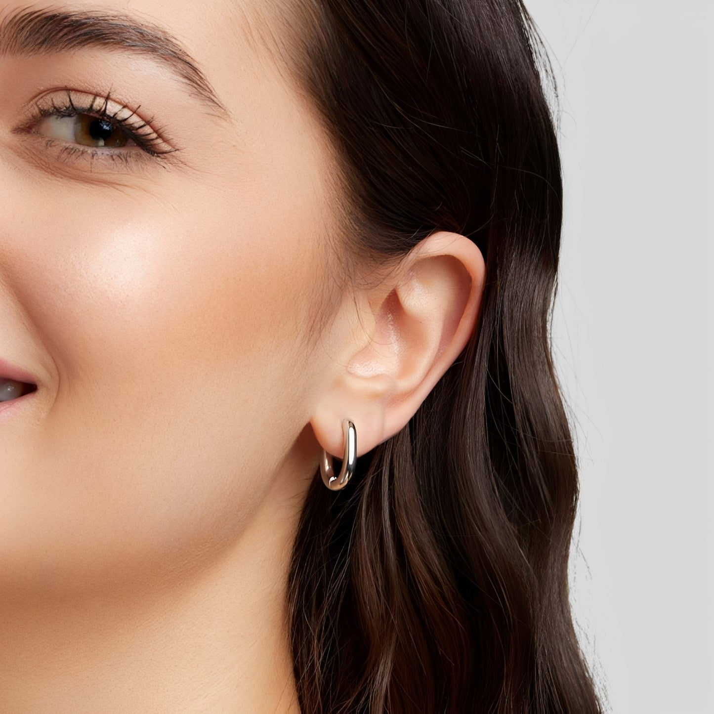 Cassandra – Pendientes Huggie Plateados en Forma de U