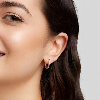 Cassandra – Pendientes Huggie Plateados en Forma de U