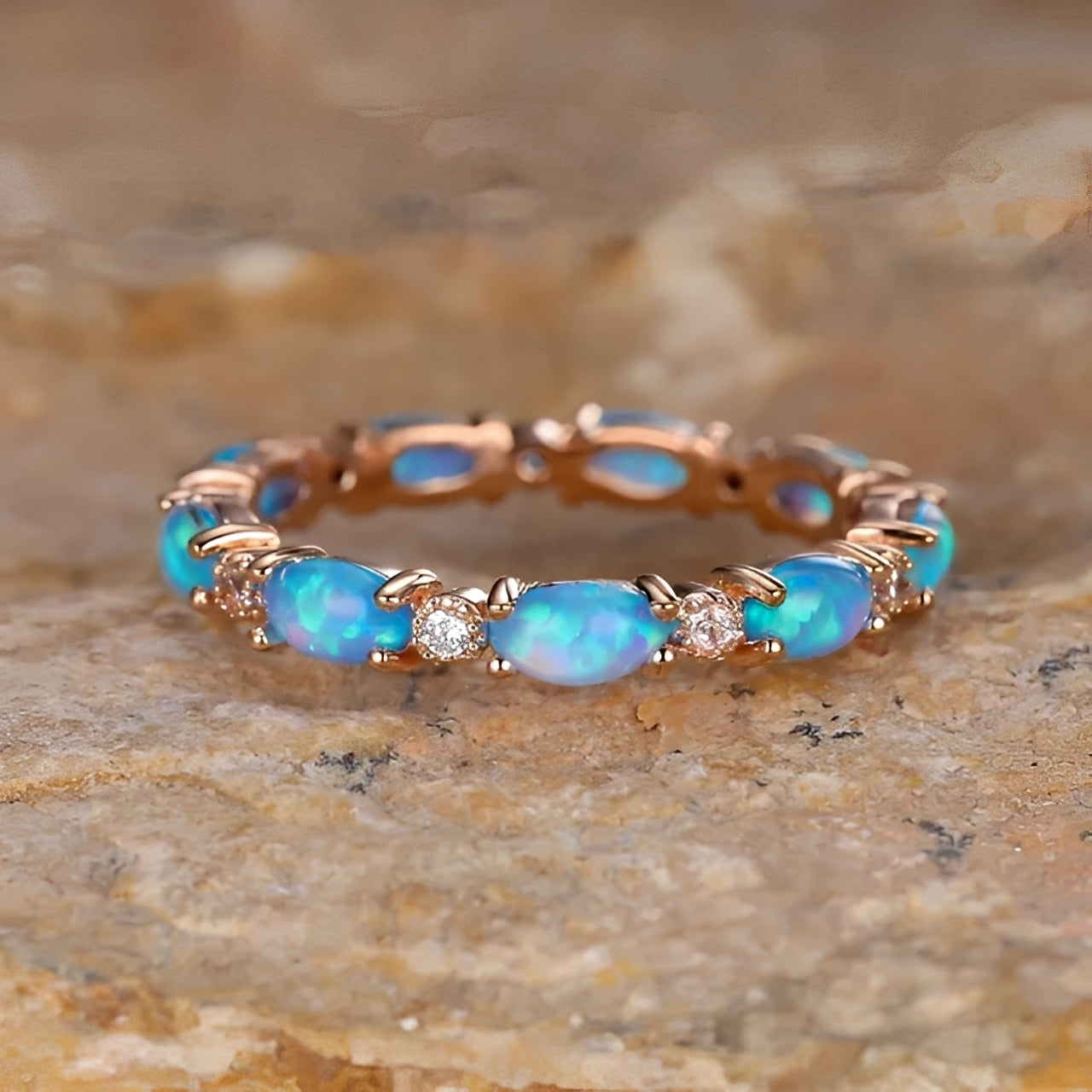 Jane – Anillo de Ópalo Azul con Detalles Dorados