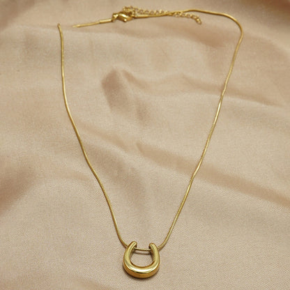 Caitlin – Collar Herradura Dorada Amuleto de la Suerte