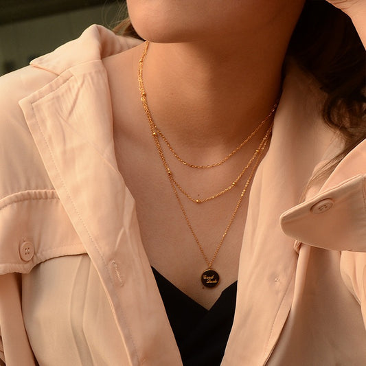 Nadine – Collar Dorado con Colgante Disco y Doble Cadena