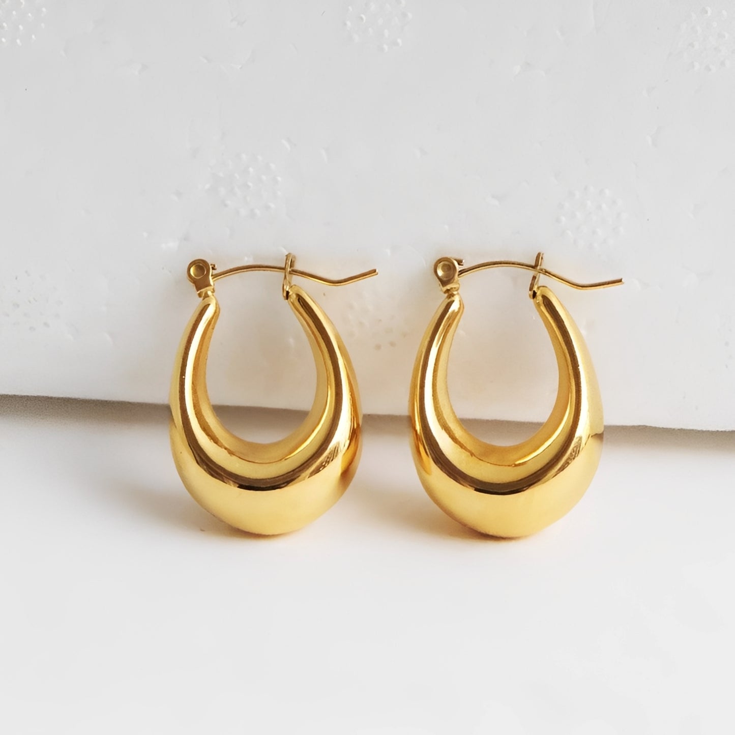 Ayumi – Pendientes Huecos en Forma U Elegantes