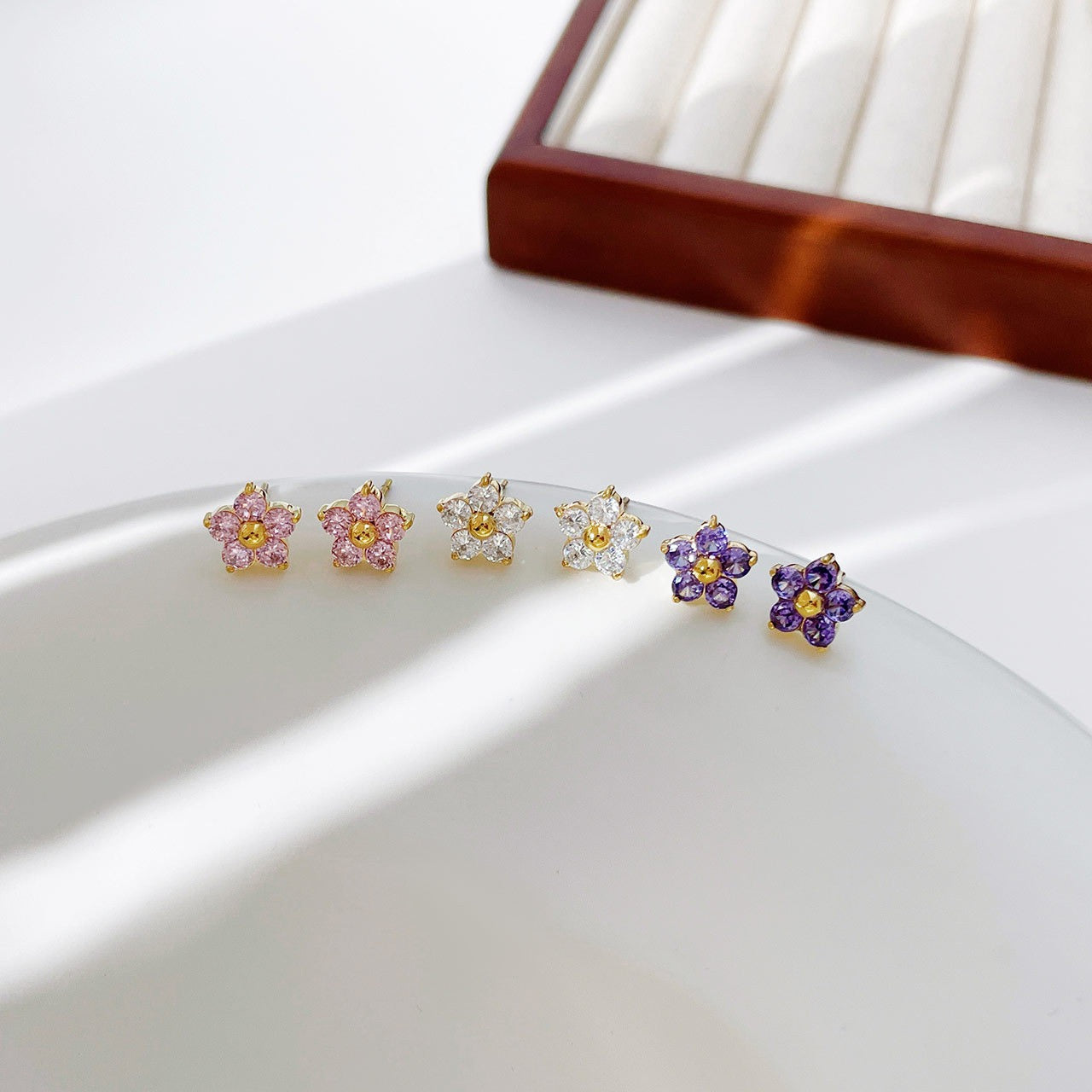 Sheena – Pendientes Florales con Detalle Brillante