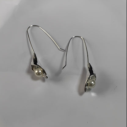 Iris – Pendientes Elegantes Hoja y Perla