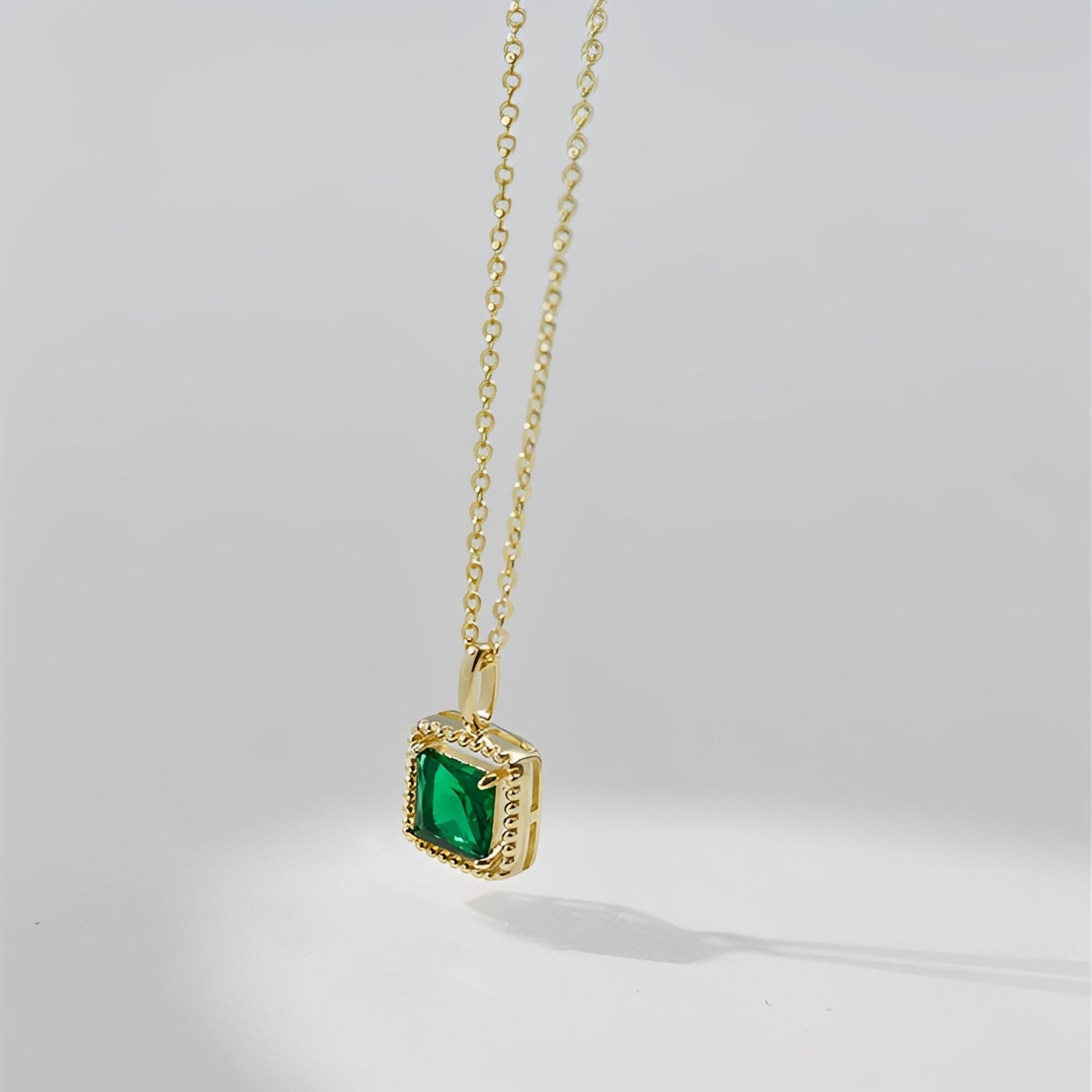 Raine – Collar Zirconia Cuadrada Esmeralda Elegante
