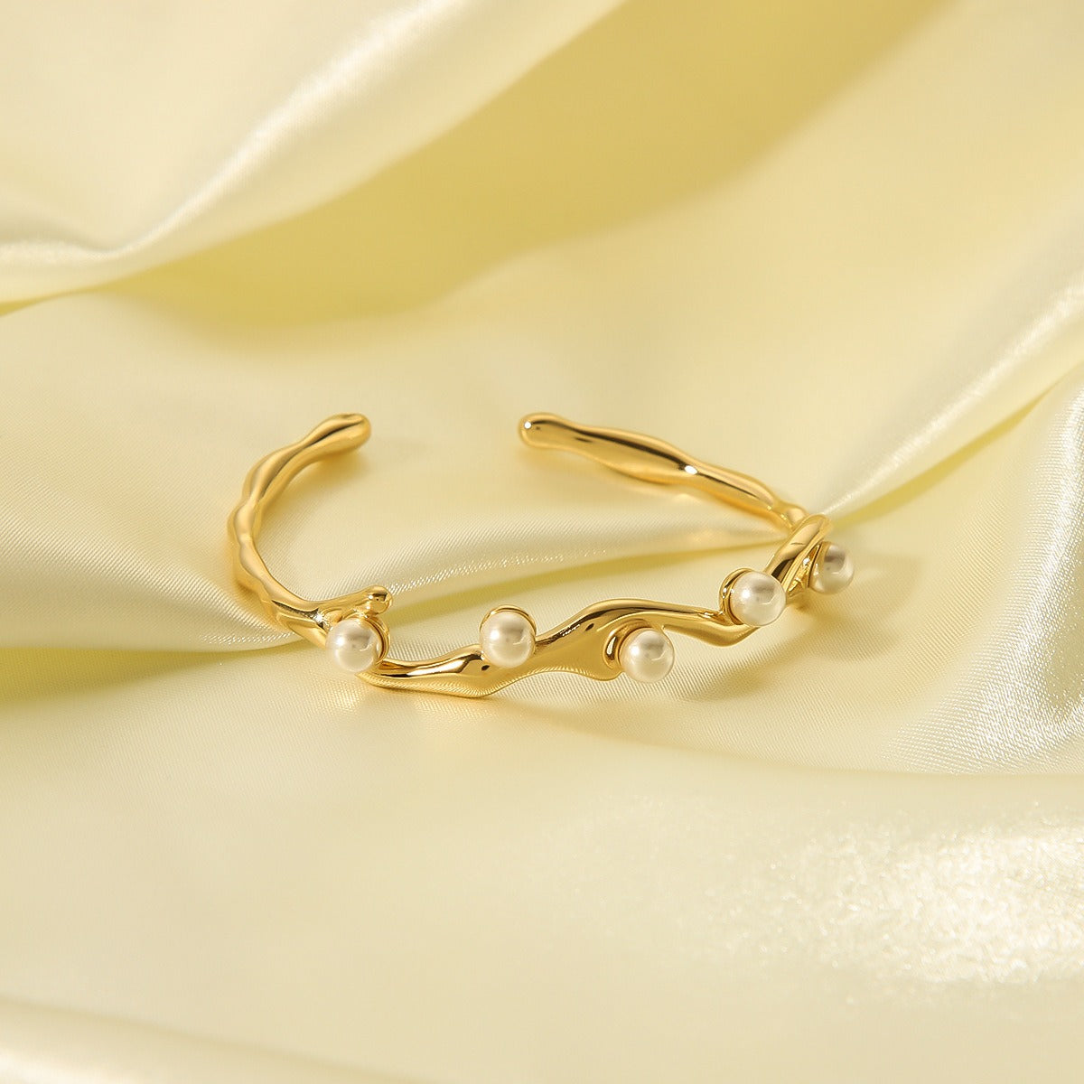 Yeri – Pulsera Abierta Elegante con Perla Vintage