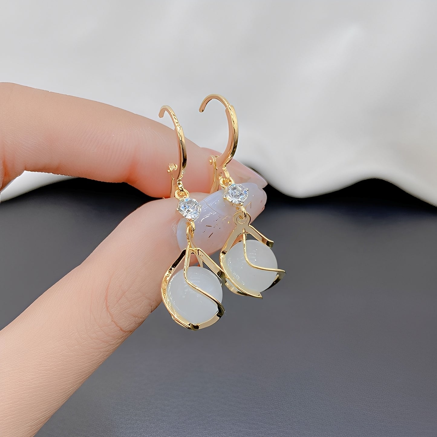 Lyra – Pendientes con Brillo de Ópalo Blanco