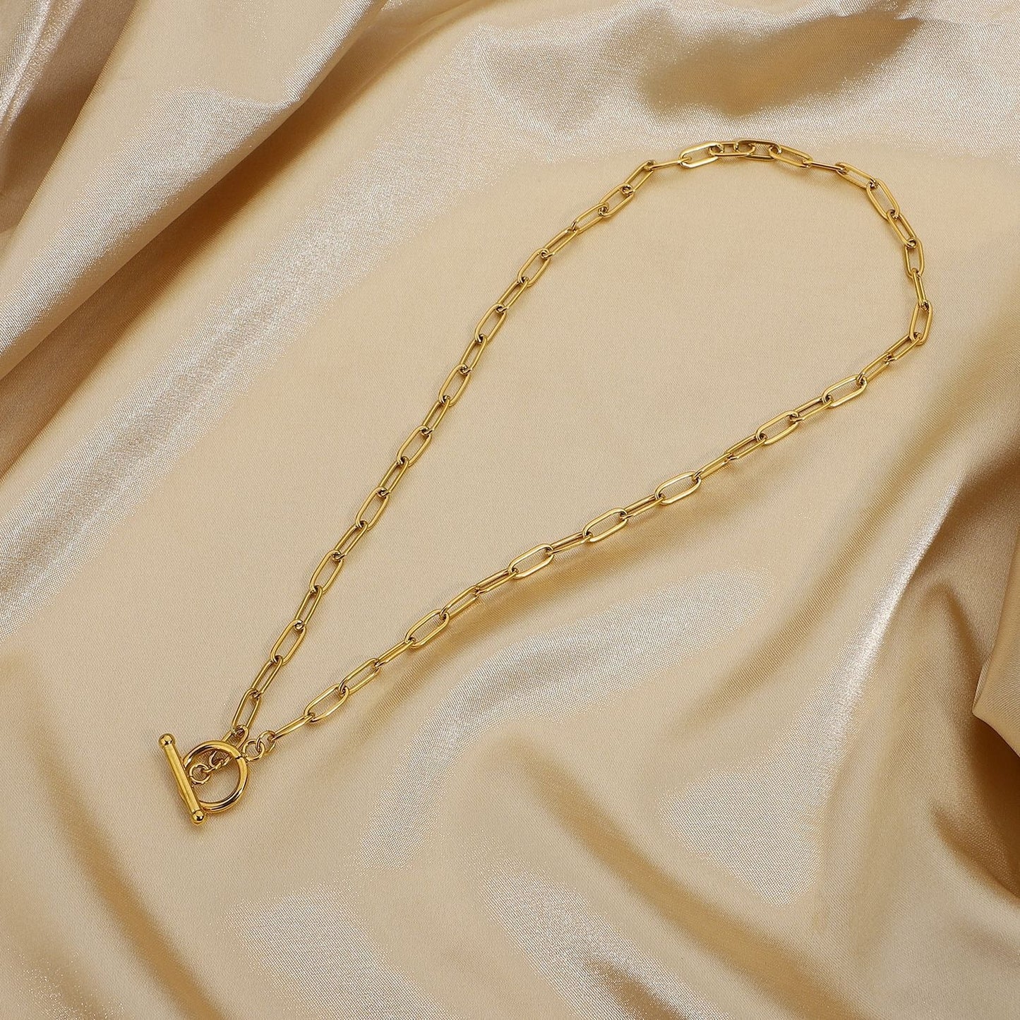 Ellie – Collar T-Bar con Enlaces Lineales en Oro