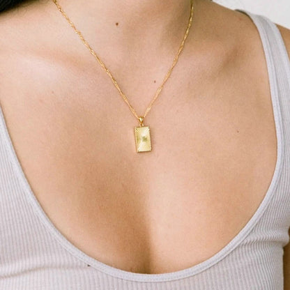 Stella - Collar Dorado con Colgante Rectangular