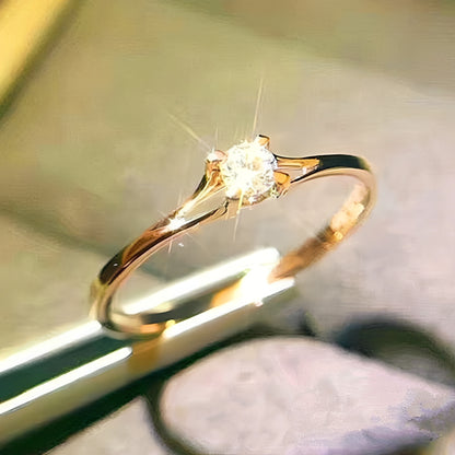 Mika – Anillo Minimalista con Zirconia Dorado
