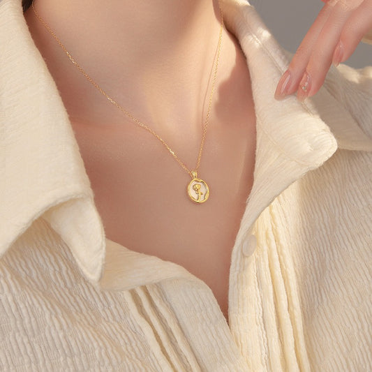 Rosalie – Collar Elegante con Rosa Suave