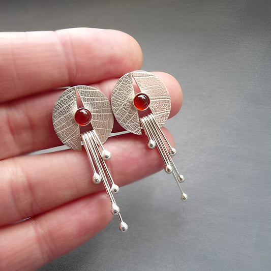 Carmine – Pendientes Colgantes con Piedra Roja y Diseño Calado