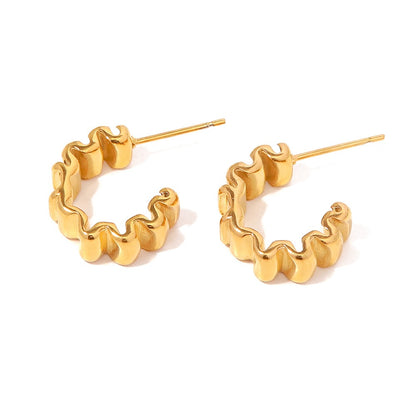 Amara – Pendientes C de Pliegues Baño de Oro