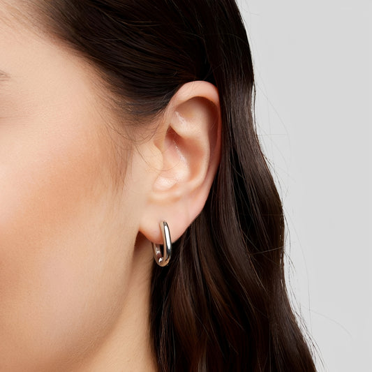 Cassandra – Pendientes Huggie Plateados en Forma de U