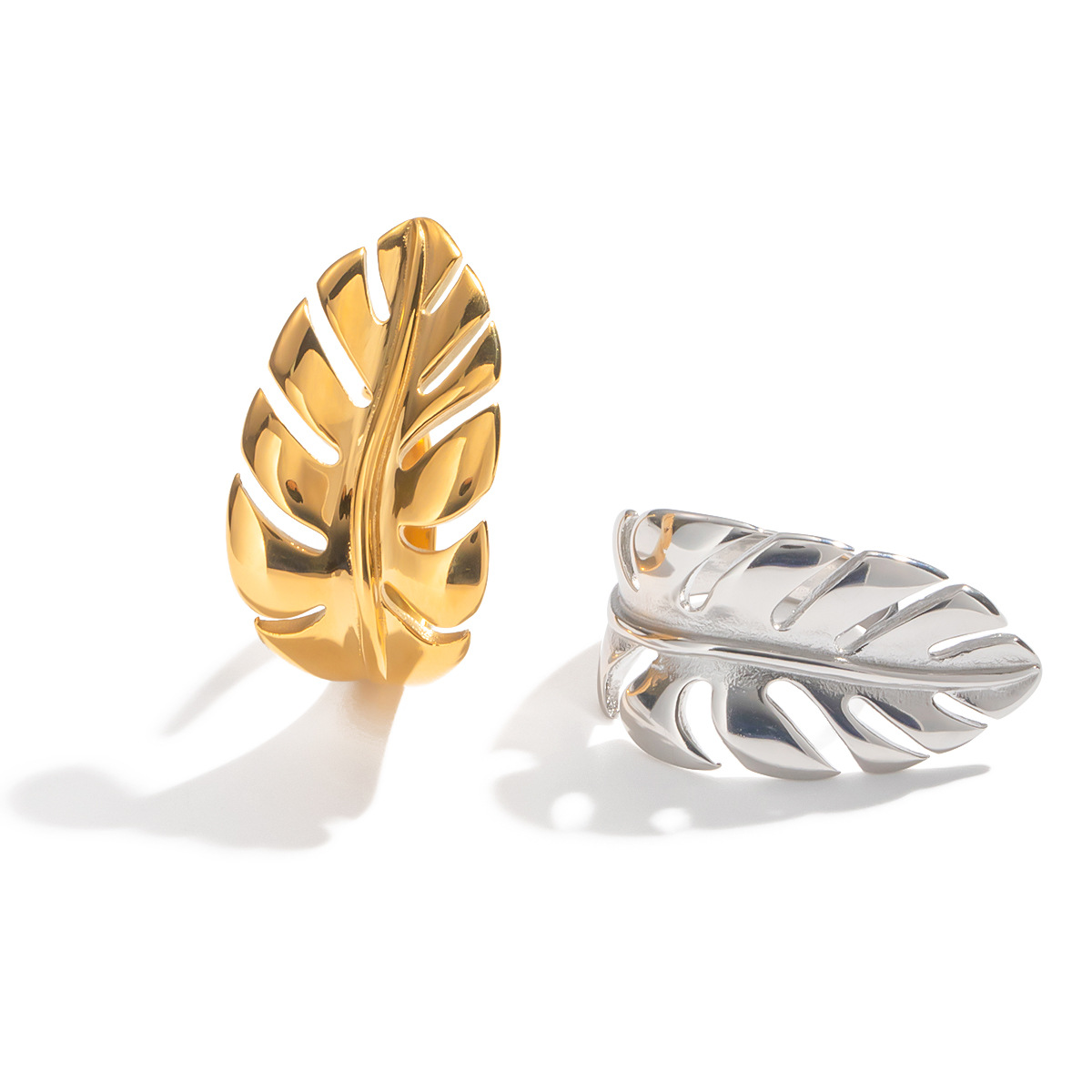 Anillo Abierto para Dama con Silueta Orgánica y Superficie Texturizada
