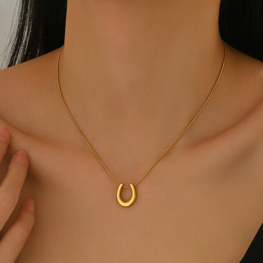Caitlin – Collar Herradura Dorada Amuleto de la Suerte