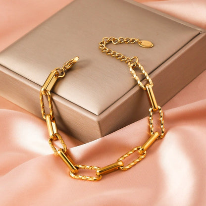 Nora – Pulsera Cadena Clip Dorada Texturizada Elegante