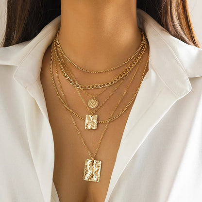 Jaz – Collar Dorado con Múltiples Filas Superpuestas