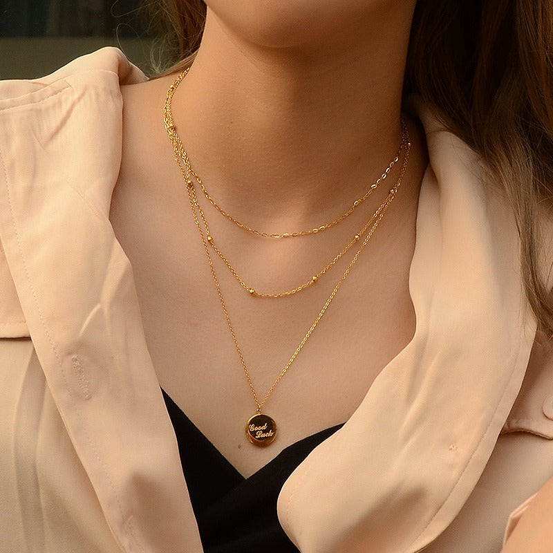 Nadine – Collar Dorado con Colgante Disco y Doble Cadena