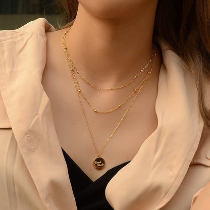 Nadine – Collar Dorado con Colgante Disco y Doble Cadena