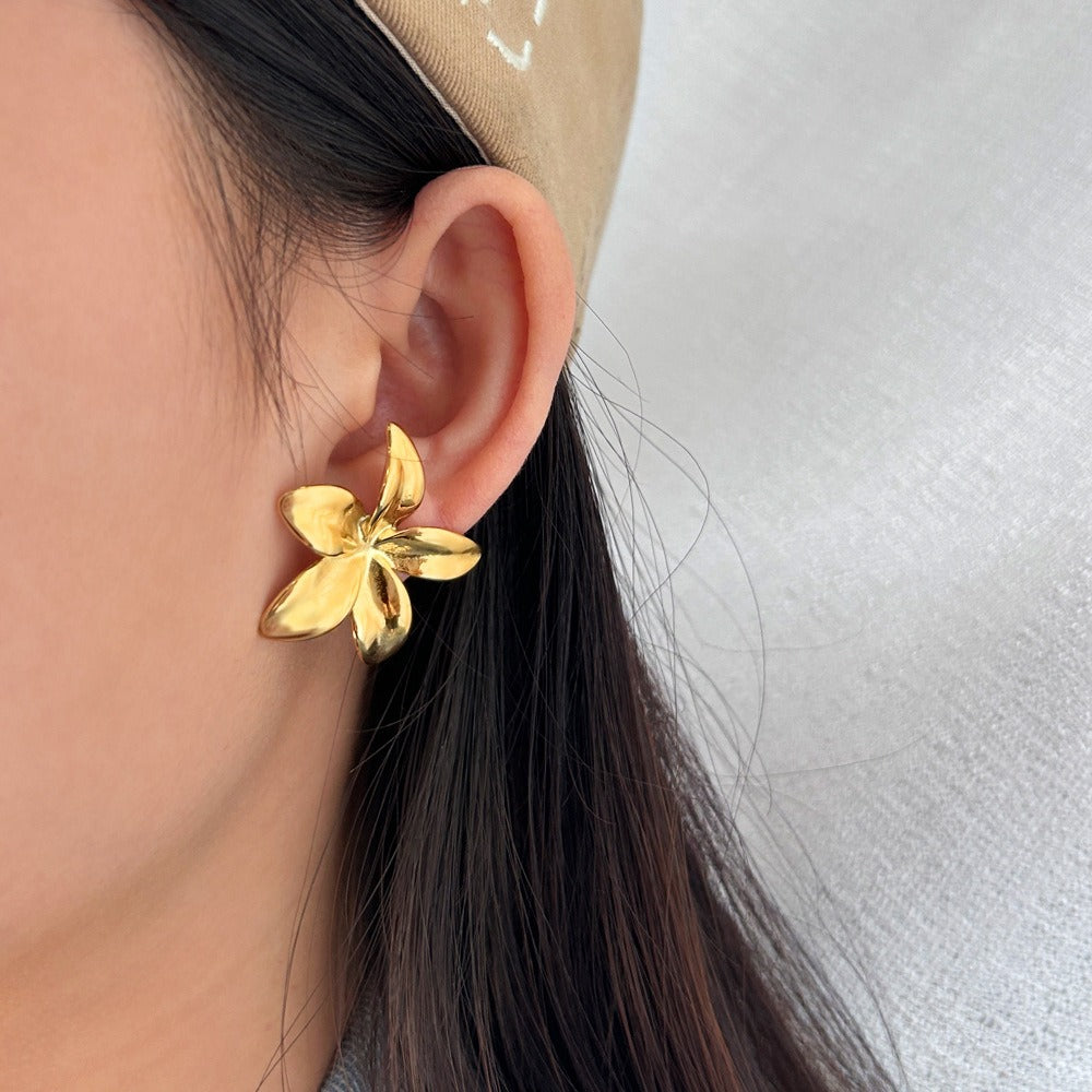 Flora – Pendientes Elegantes de Flor Dorada