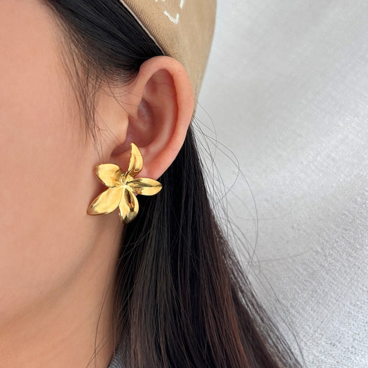 Flora – Pendientes Elegantes de Flor Dorada