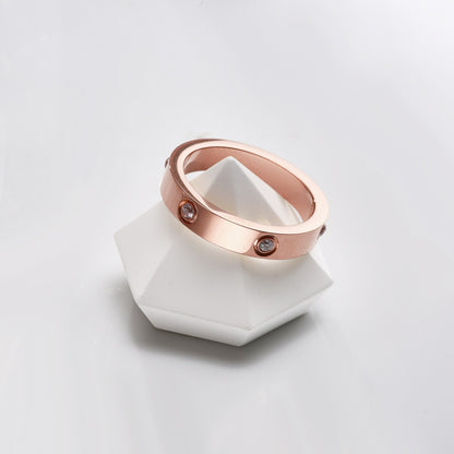 Livia – Anillo de Titanio con Detalles Brillantes